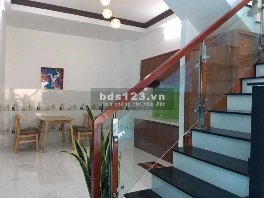 Bán gấp nhà 30m2 giá chỉ 2,7 tỷ ngay vòng xoay Lê Đại Hành/0906204283