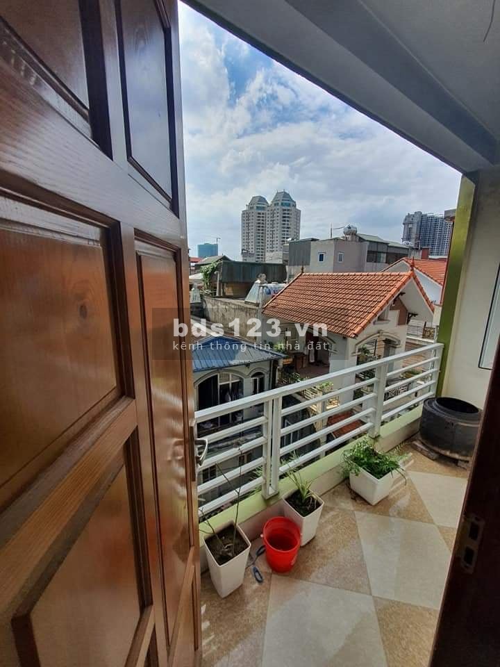 Ô tô đỗ cổng nhà 2 mặt thoáng, kiến trúc đẹp, Quận Cầu Giấy, giá 4 tỷ, gần hồ Tây