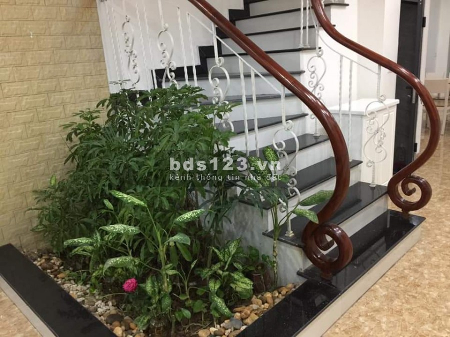 Siêu Hiếm ngõ chợ nhà đường Ngọc Thuỵ, diện tích rộng 80m2, đúc 4 tầng, giá 5.7 tỷ