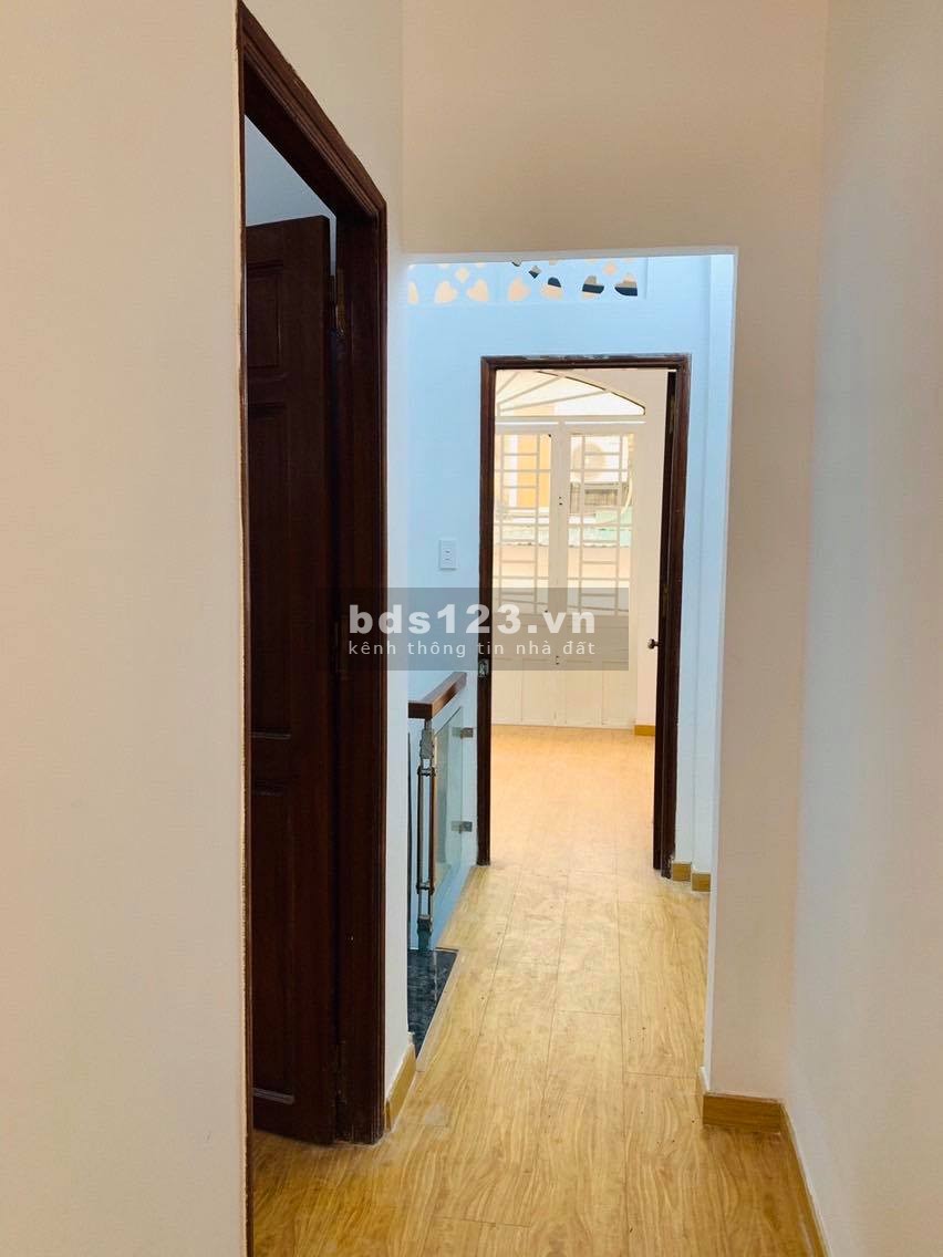 Bán gấp nhà 30m2 giá chỉ 2,7 tỷ ngay vòng xoay Lê Đại Hành/0906204283