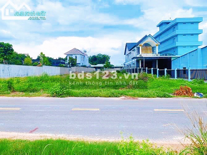 Muốn mua nhà cho con gái trên thành phố nên bán đi miếng đất lớn ở quê, sổ hồng, đúng giá 390 tr/sổ