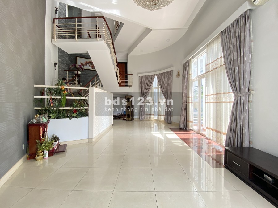 Cho thuê Villa 590m2 Gara,trệt lửng 2 lầu 4PN full NT Thảo Điền Quận 2