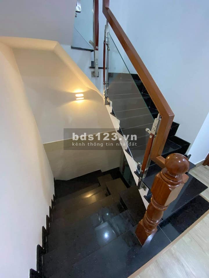 Trung tâm Nguyễn Hữu Cảnh, Bình Thạnh, 3 tầng, dt 5.6m x 8.6m gía 5.7 tỷ