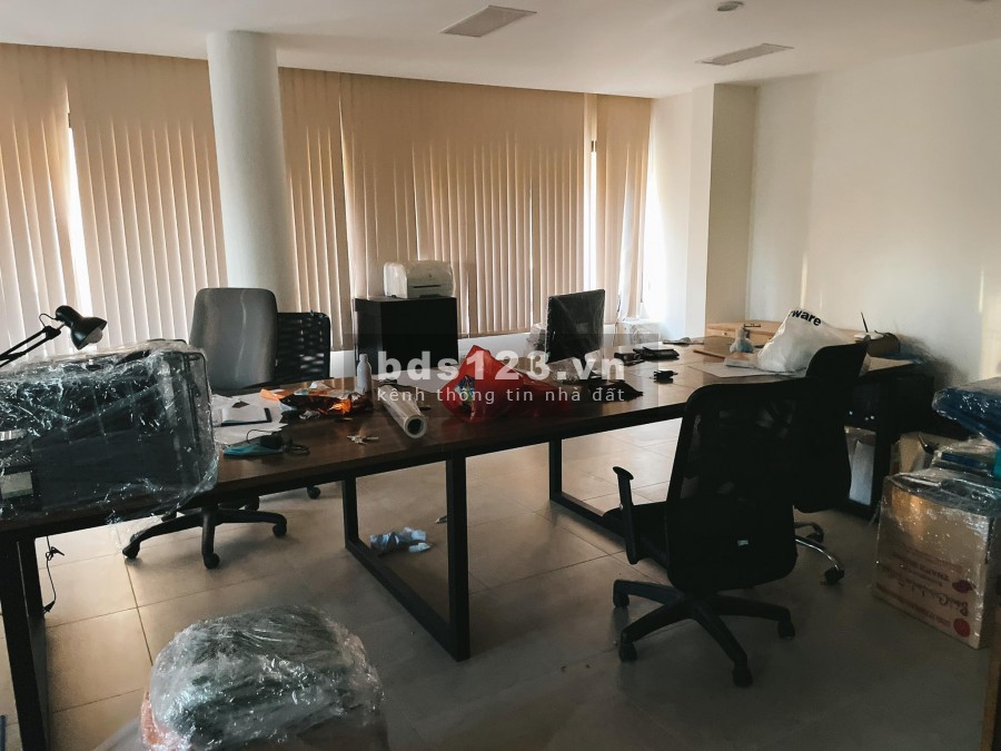 Bán tòa nhà văn Phòng Cầu Giấy, vỉa hè rộng, lô góc, 100m2 x 8 tầng, 23 tỷ