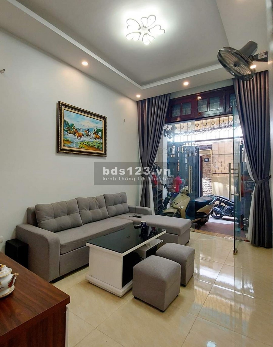 Giá sốc bất ngờ, bán nhà phố Cầu Giấy 38m, vị trí đắc địa, thoáng 3 mặt