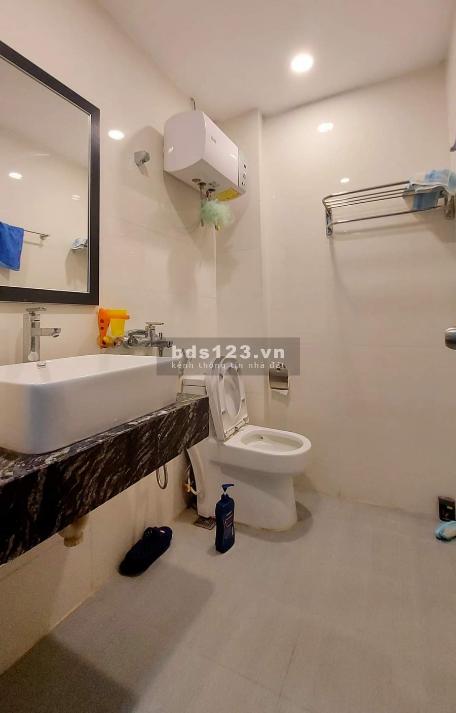 Giá sốc bất ngờ, bán nhà phố Cầu Giấy 38m, vị trí đắc địa, thoáng 3 mặt