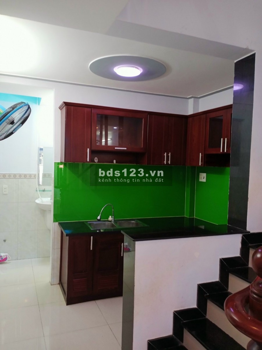 Bán gấp nhà phường 16, thoáng mát, cách đường lớn 20m