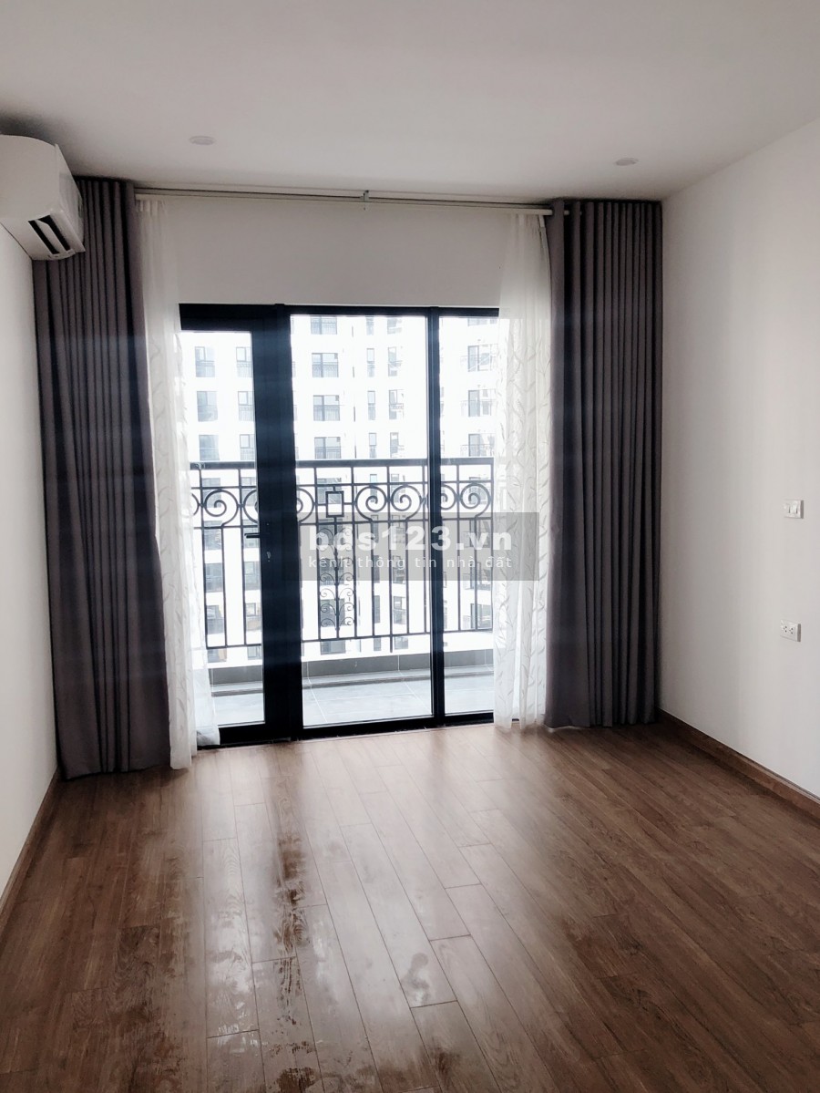 Bán chuyển nhượng căn hộ 2 PN vuông vắn. Tầng trung, ban công Đông Nam tại the Emerald CT8 Mỹ Đình