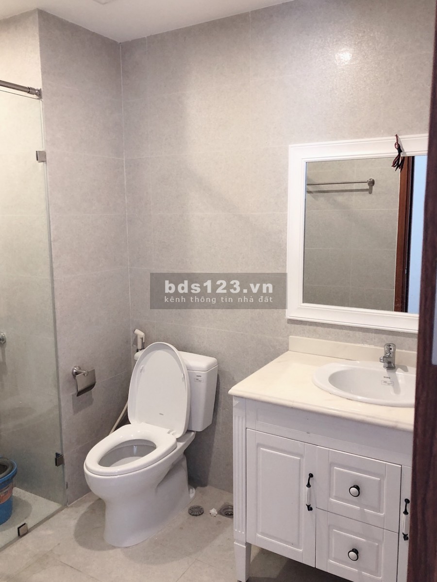 Bán chuyển nhượng căn hộ 2 PN vuông vắn. Tầng trung, ban công Đông Nam tại the Emerald CT8 Mỹ Đình