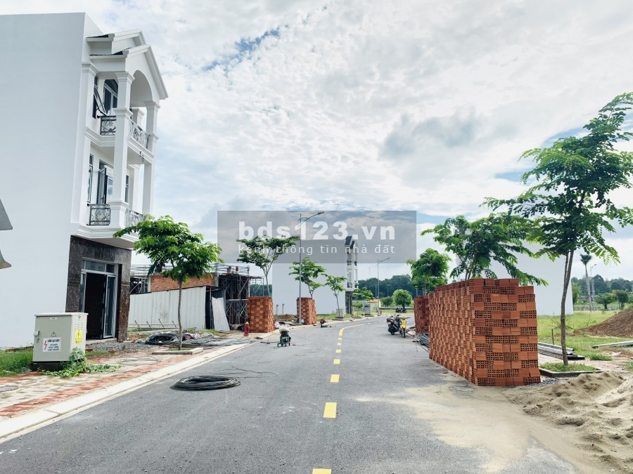 Bán Gấp Căn ShopHouse 2 lầu ngay lối vào Chung Cư Phú Chánh.