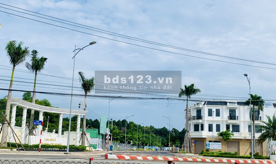 Bán Gấp Căn ShopHouse 2 lầu ngay lối vào Chung Cư Phú Chánh.