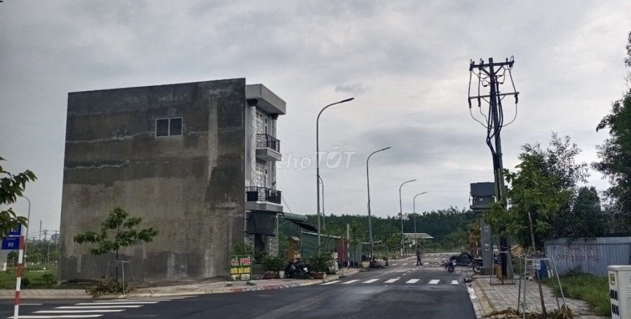 Bán gấp lô đất ngay chợ Vĩnh Tân, thổ cư 100%, đường xã rộng rãi