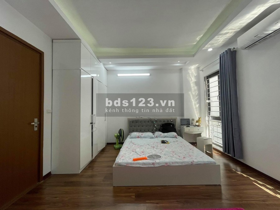 Bán nhà hiếm ô tô đỗ cổng, ngõ huyền thoại, dt 242 Hoàng Mai, tặng nội thất