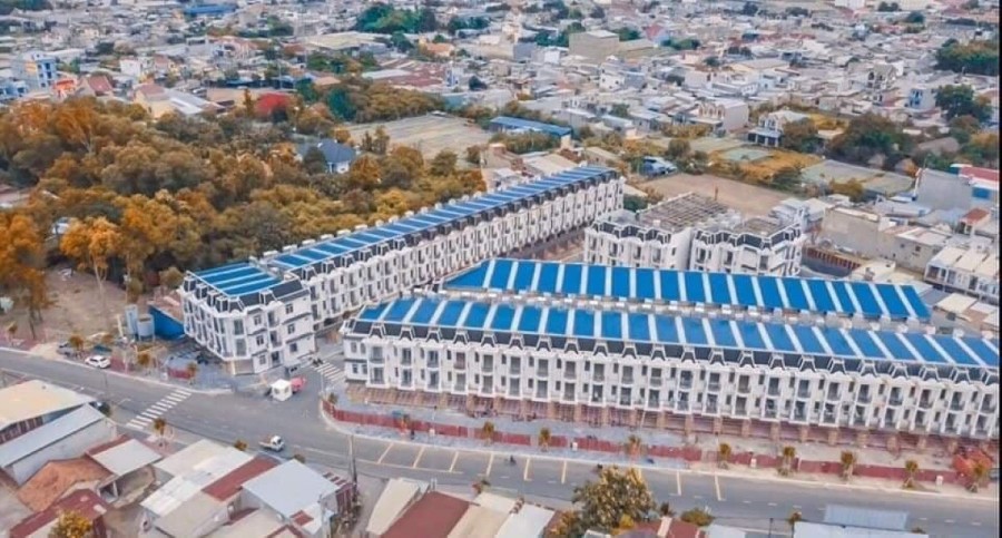 Bán nhà phố liền kề đường Nguyễn Thị Khắp, đã có sổ, 3 tầng, khu Royal Town