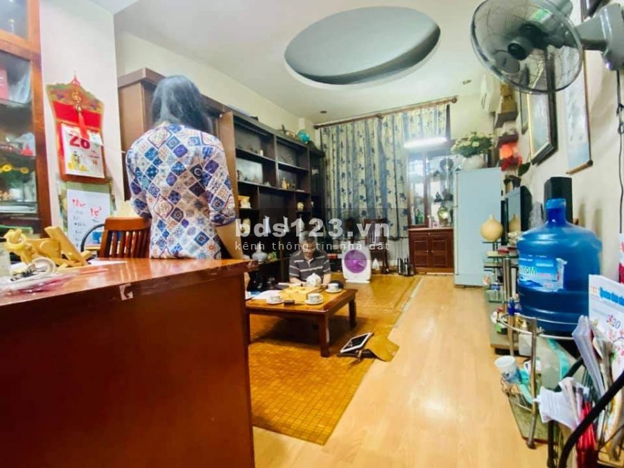 Bán nhà Trần Duy Hưng 26m2 giá 2.75 tỷ, giao thông thuận tiện, an sinh tốt.