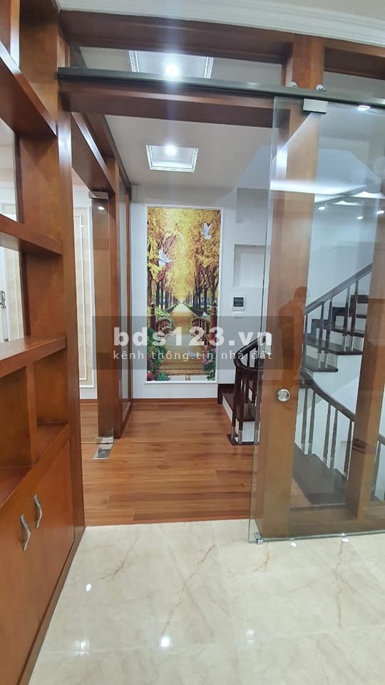 Trung Kính kinh doanh, văn phòng ô tô tránh dt 60m2 x 6 tầng, MT 5,5m.