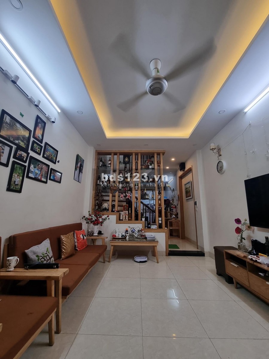 Nhà Hoàng Mai, dân xây, sổ vuông đẹp, hai thoáng, 20m ra đường ô tô DT 60m2 nhỉnh 4 tỷ