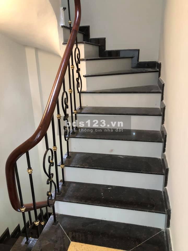 Chỉ 2.85 tỷ Nhà mới 5 tầng Ngay ngã tư cầu Chui, cách phố vài nhà