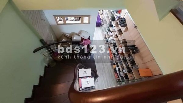 Bán nhà sổ đỏ chính chủ, đá bóng trước cửa, xe Kia Morning đỗ cửa, đầy đủ nội thất
