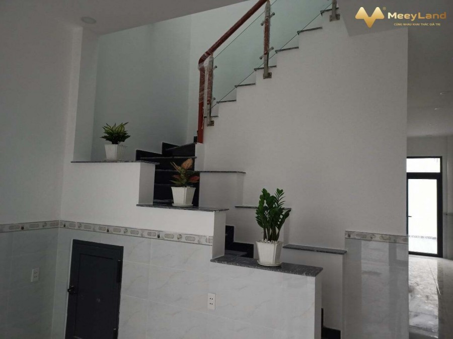 Bán nhà nguyên căn đúc kiên cố Quận Bình Tân, dt 80m2, 3 tầng, giá 5.9 tỷ, lh: 0917173744 Nghĩa