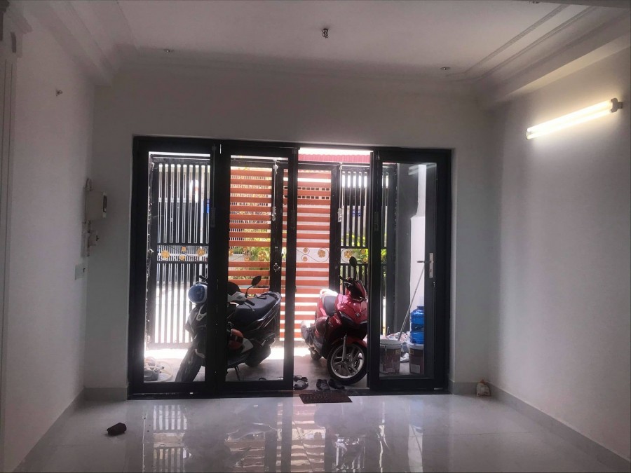 Hẻm nhựa to như đường chính xe hơi 2 chiều – view sông rất mát mẻ.
