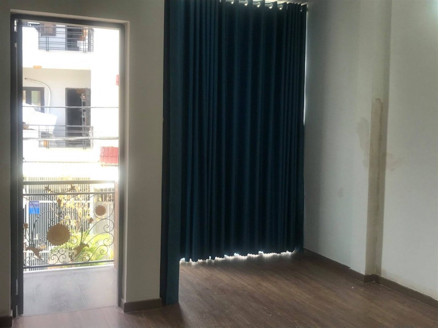Hẻm nhựa to như đường chính xe hơi 2 chiều – view sông rất mát mẻ.