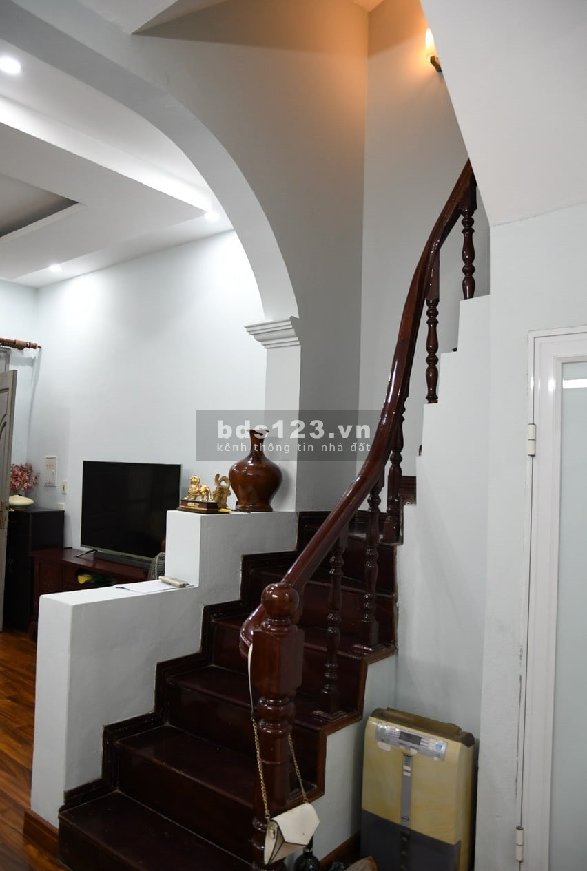 Bán nhà Ngọc Thụy 50m2 dt 20m ô tô, mặt tiền 5m, giá bán 2.75 tỷ, 3 tầng