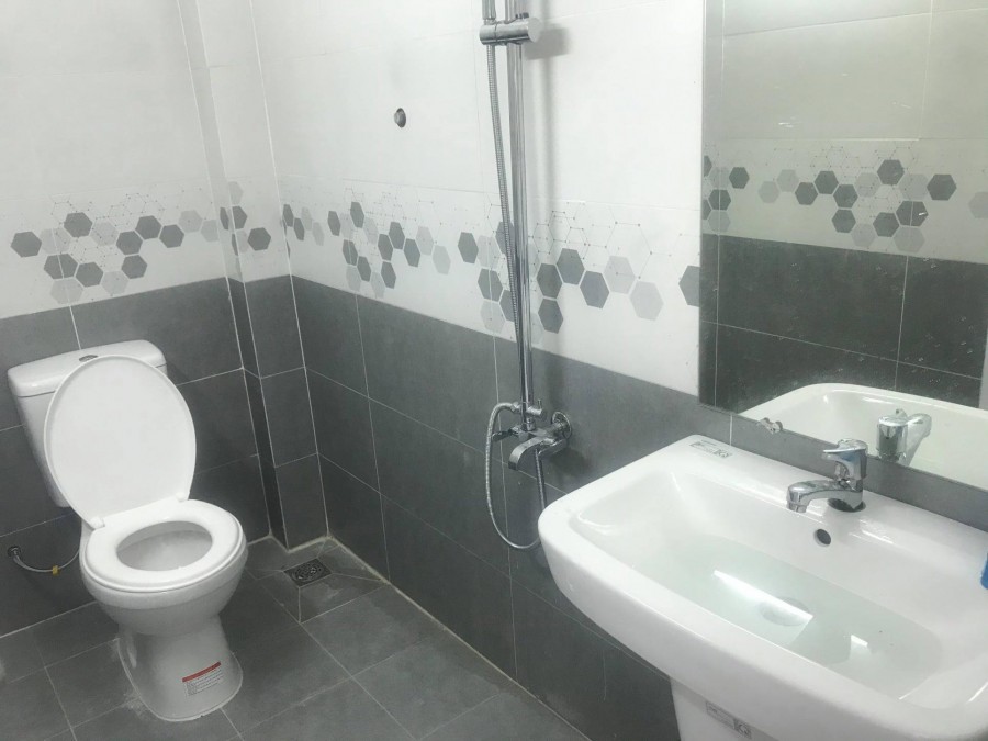Hẻm nhựa to như đường chính xe hơi 2 chiều – view sông rất mát mẻ.