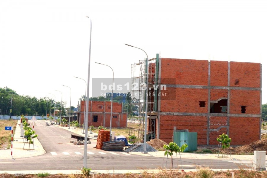 Gia đình cần bán gấp lô 70m2 ngay VSIP II sổ sẵn, giá 980 triệu