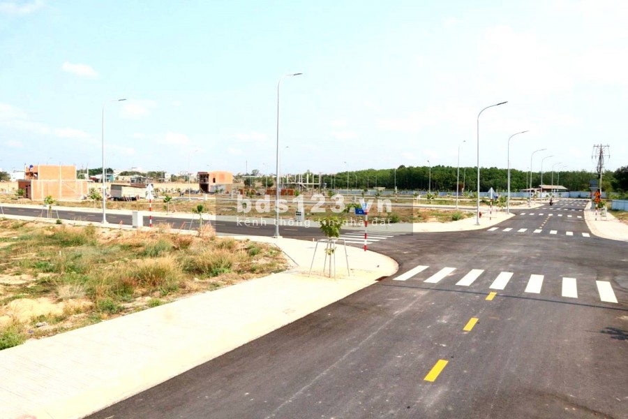 Gia đình cần bán gấp lô 70m2 ngay VSIP II sổ sẵn, giá 980 triệu