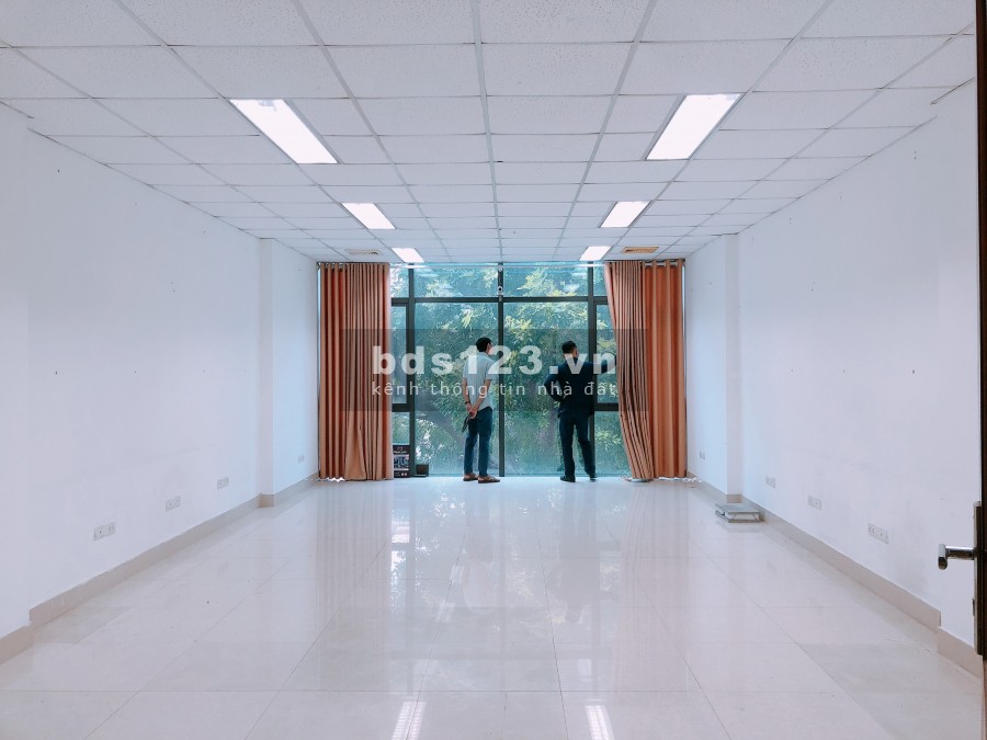Văn phòng cho thuê Hoàng Quốc Việt, MT 8m, diện tích 20-55m2