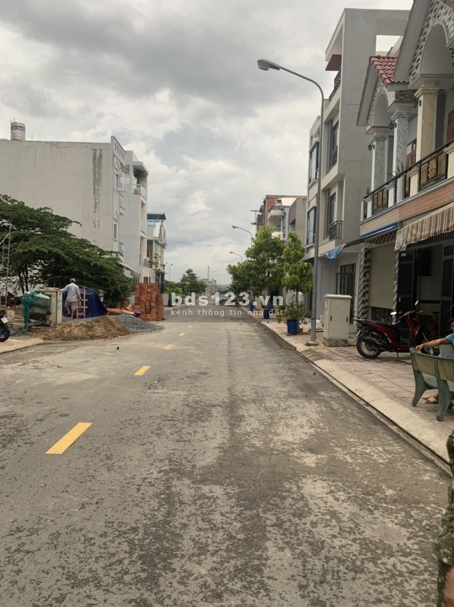 Bán nhà 1 trệt 1 lầu,giá rẻ,ngày Quốc Lộ 1K,Dĩ an,Bình Dương,64m