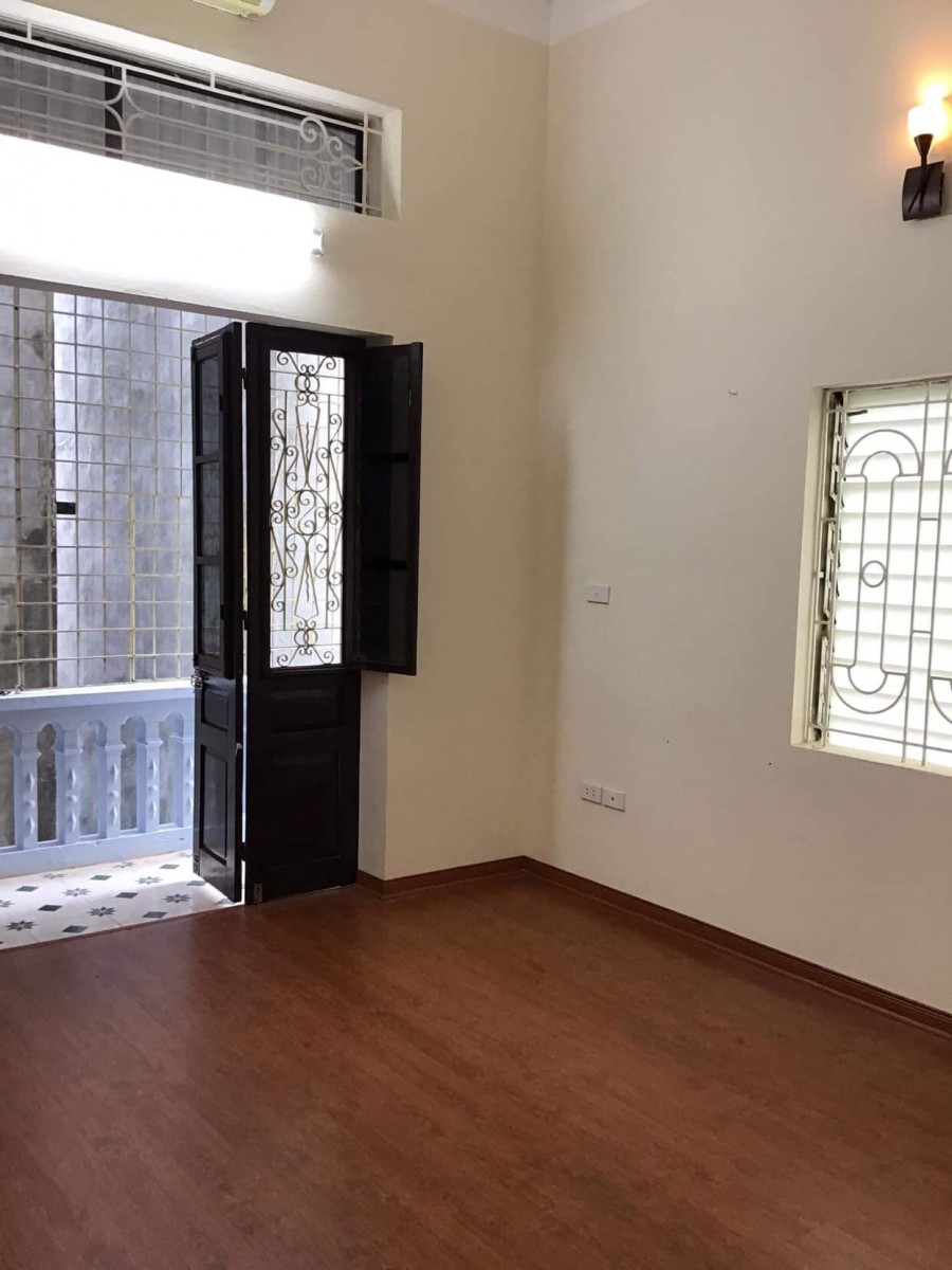 Bán nhà ngõ 169 Hoàng Mai gần hồ Đền Lừ, DT 51m2*4T, MT 4m, sổ đỏ cc, Giá 3,95 tỷ. LH Thanh 0977686830