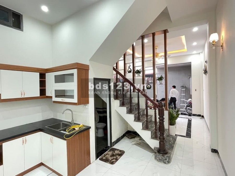 Bán nhà mặt phố Đại Cồ Việt, 20m, sổ đỏ giá bán 5.7 tỷ, khu dân cư đông đúc