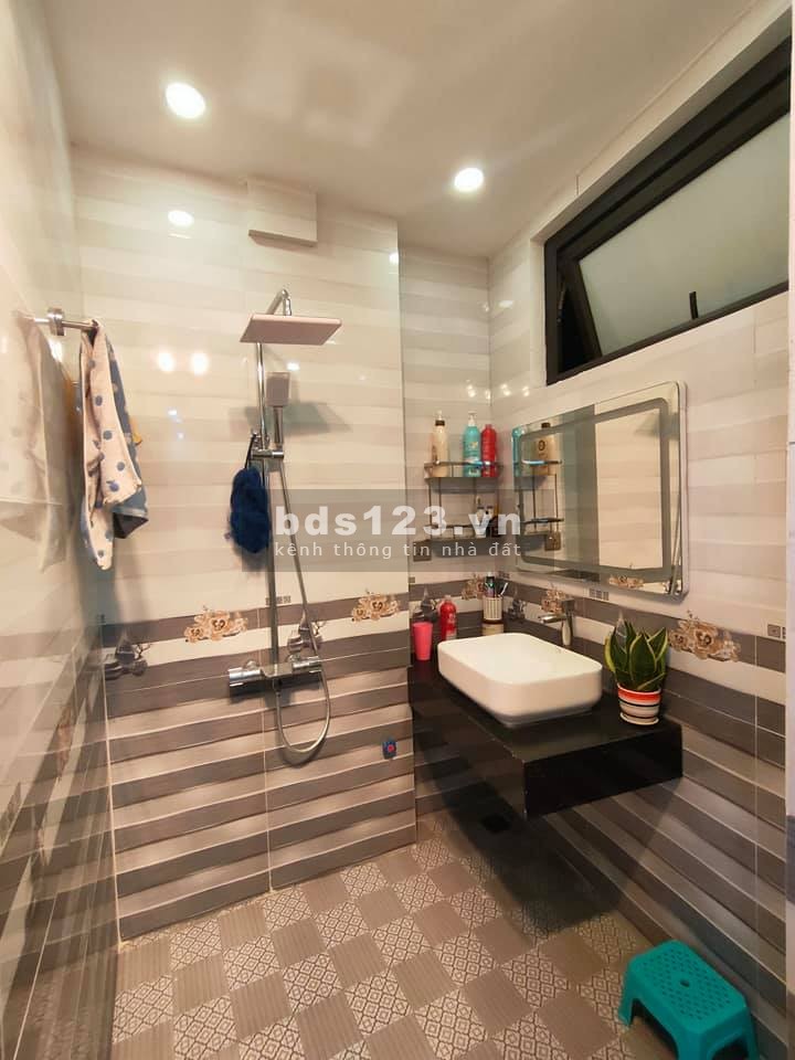 BÁN NHÀ BỒ ĐỀ LONG BIÊN 7 TẦNG LÔ GÓC 3 THOÁNG THANG MÁY .