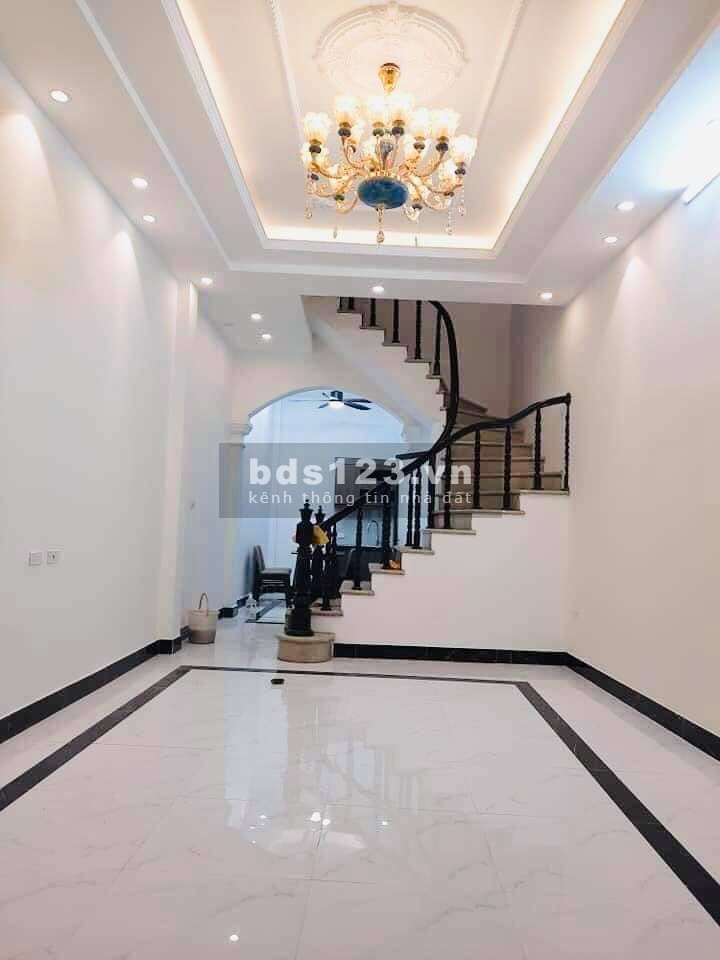 Bán nhà Ngọc Lâm, ô tô đổ cổng, gần chợ, ở sướng, dt 40m, 4 tầng, mt 5m chỉ 3,2tỷ