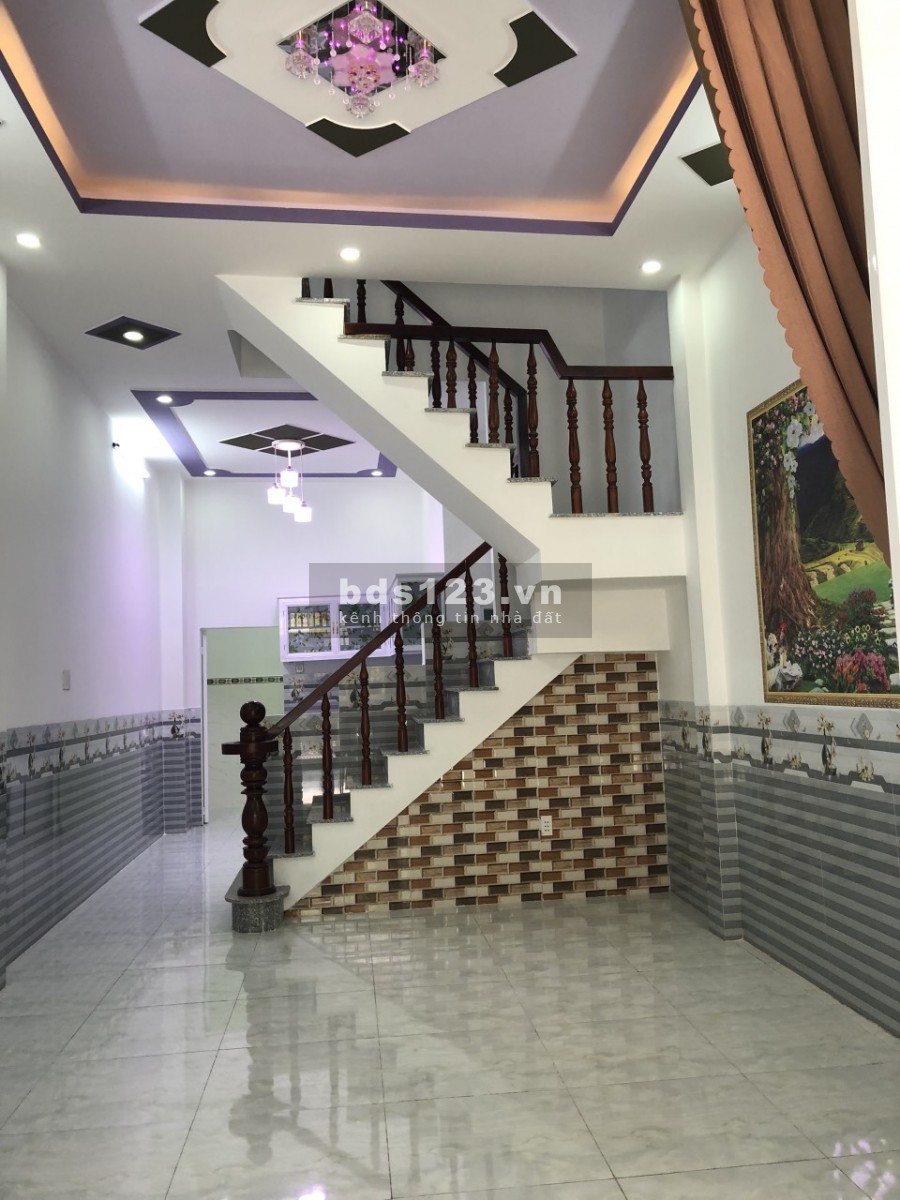 Bán nhà 1 trệt 1 lầu hẻm xe tải, giá 1.37 tỷ, khu dân cư, lhcc