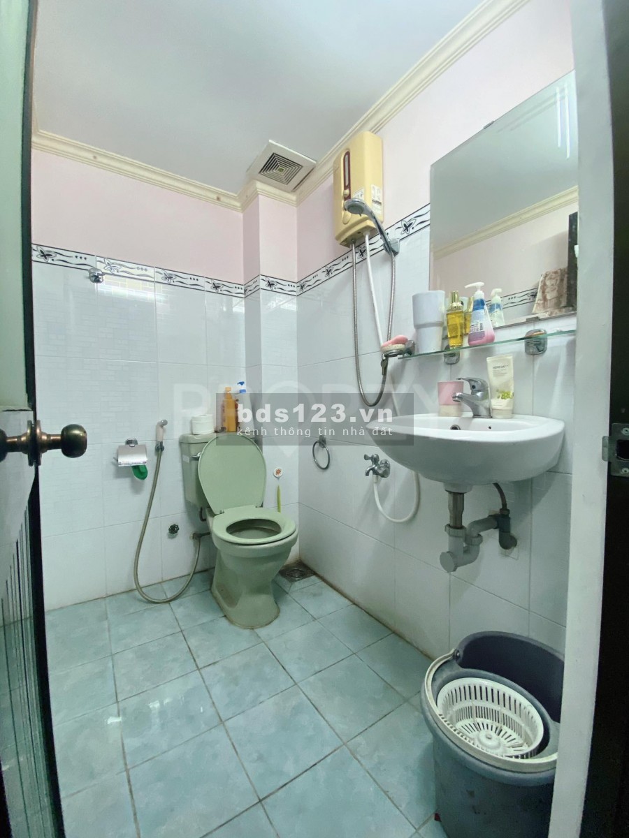 Nhà mặt tiền quận Phú Nhuận, 4x15, 5 phòng ngủ, giá cho thuê 18tr