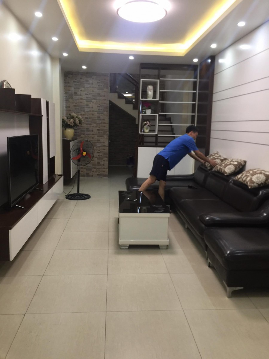 Cần bán nhà, DT 52m, 5T, MT 3.8m, giá 5.8 tỷ, Lạc Long Quân, Tây Hồ.