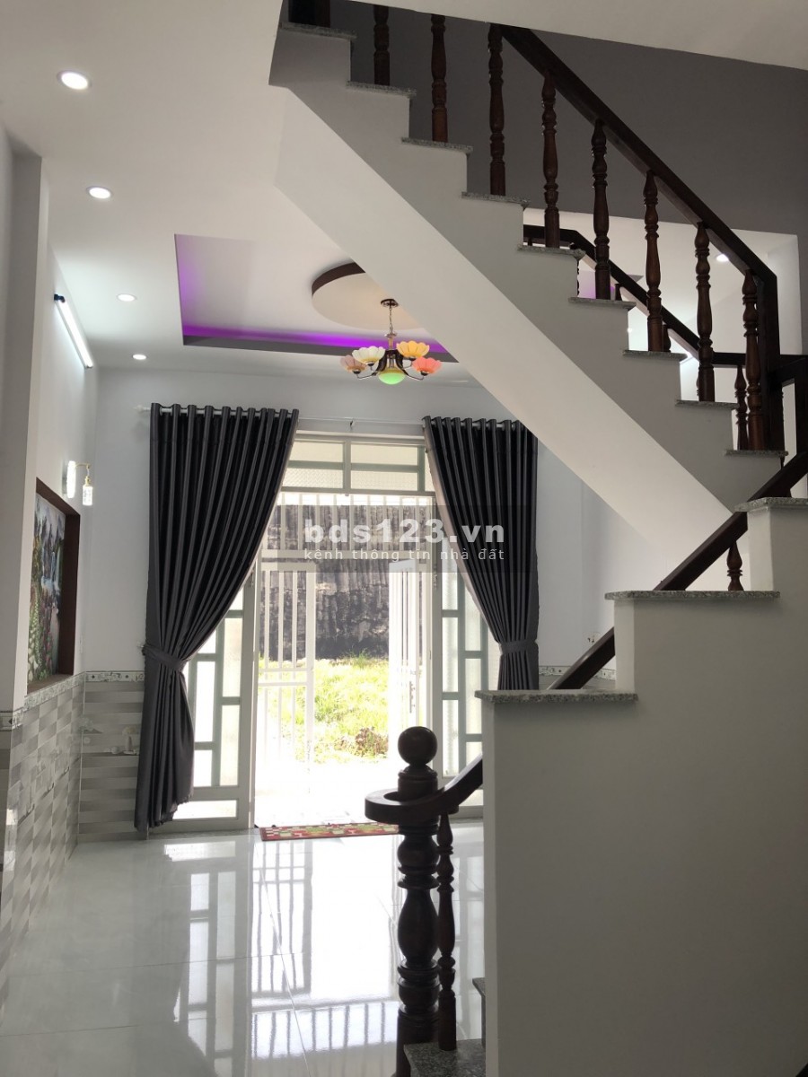 Bán nhà 1 trệt 1 lầu hẻm xe tải, giá 1.37 tỷ, khu dân cư, lhcc