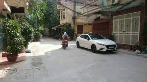 4 tầng, 30m2 ô tô đỗ cửa. Ngõ thông tứ phía. Có chỗ đỗ ô tô ngày đêm ngay cổng nhài