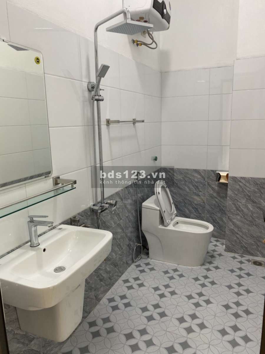 Bán nhà phố Nguyễn Hữu Cầu, ph Ngọc Châu, TP HD, 3 tầng, 137m2, sân vườn, chỉ 3.25 tỷ