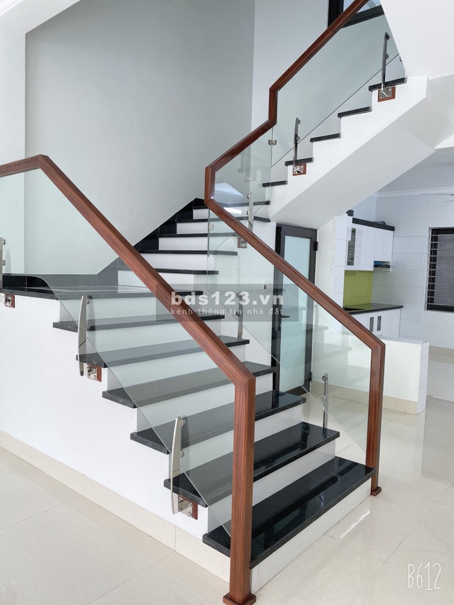 Bán nhà phố Nguyễn Hữu Cầu, ph Ngọc Châu, TP HD, 3 tầng, 137m2, sân vườn, chỉ 3.25 tỷ