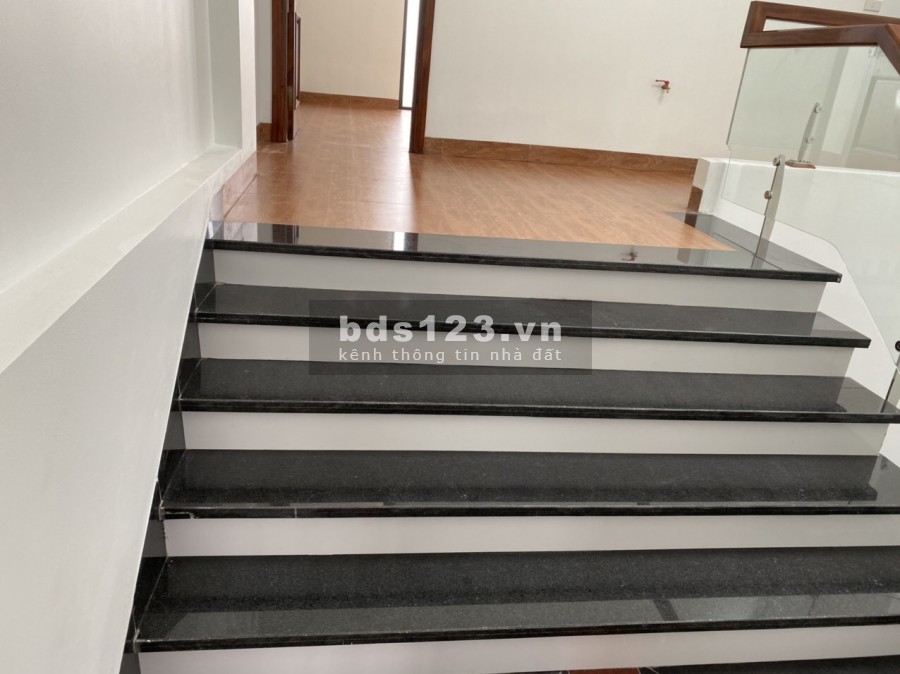Bán nhà phố Nguyễn Hữu Cầu, ph Ngọc Châu, TP HD, 3 tầng, 137m2, sân vườn, chỉ 3.25 tỷ