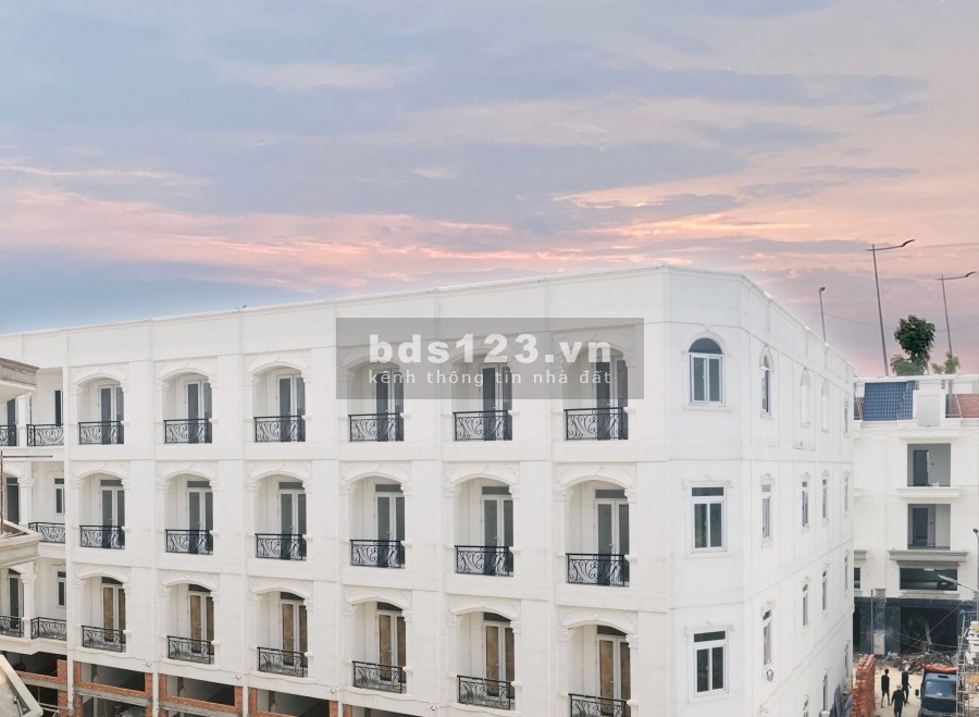 Nhà Phố One Palace 2 ven sông 4 tầng, 4PN4WC giá 4,8 tỷ gần Cầu Phú Long