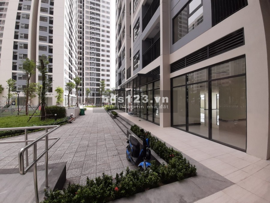 Bán gấp Shophouse mt Vinhomes Grand Park dt 100m2, lh 0912 598 058 xem nhà ngay