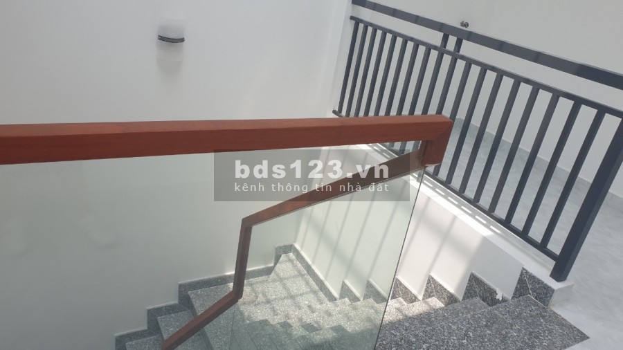 Nhà Lê Thúc Hoạch, 2 lầu, sân thượng, 4 phòng ngủ, nhà mới 100%