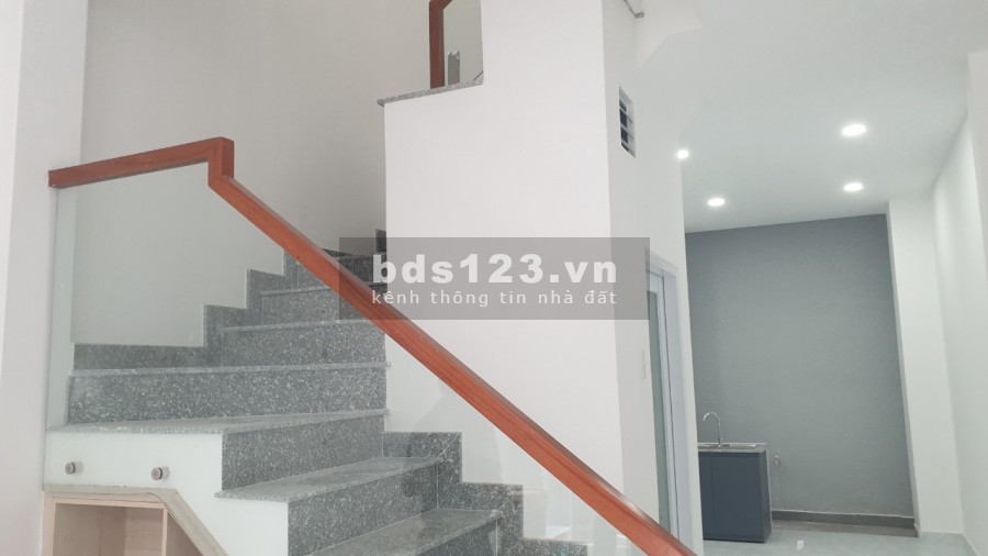 Nhà Lê Thúc Hoạch, 2 lầu, sân thượng, 4 phòng ngủ, nhà mới 100%