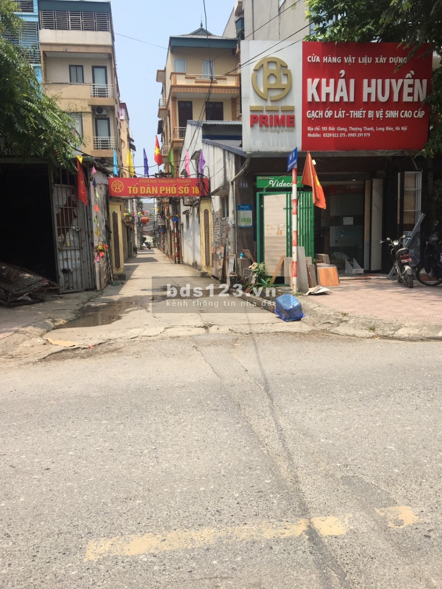 Bán rất gấp nhà ngõ 157 Đức Giang 40m2 x 4 tầng, 4m mặt tiền, giá 3.3 tỷ. Ô tô, ngõ thông.