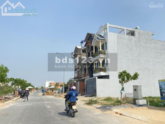 Bán lô góc 2 mặt tiền 108m2 (6x18m) gần Siêu Thị Coopmart, cách Aeomall 10 phút